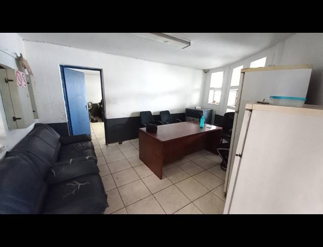 2,300M² SHOWROOM FOR SALE IN ANDERBOLT